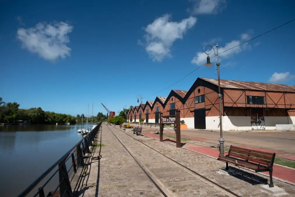Espacios Públicos. El Paseo del Puerto, junto al Parque Unzué, son dos de los lugares dónde habitualmente se realizaba actividad física.