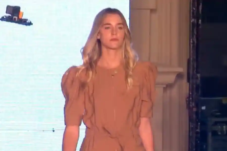 Video |Un drone se le enganchó en el pelo mientras desfilaba en Córdoba