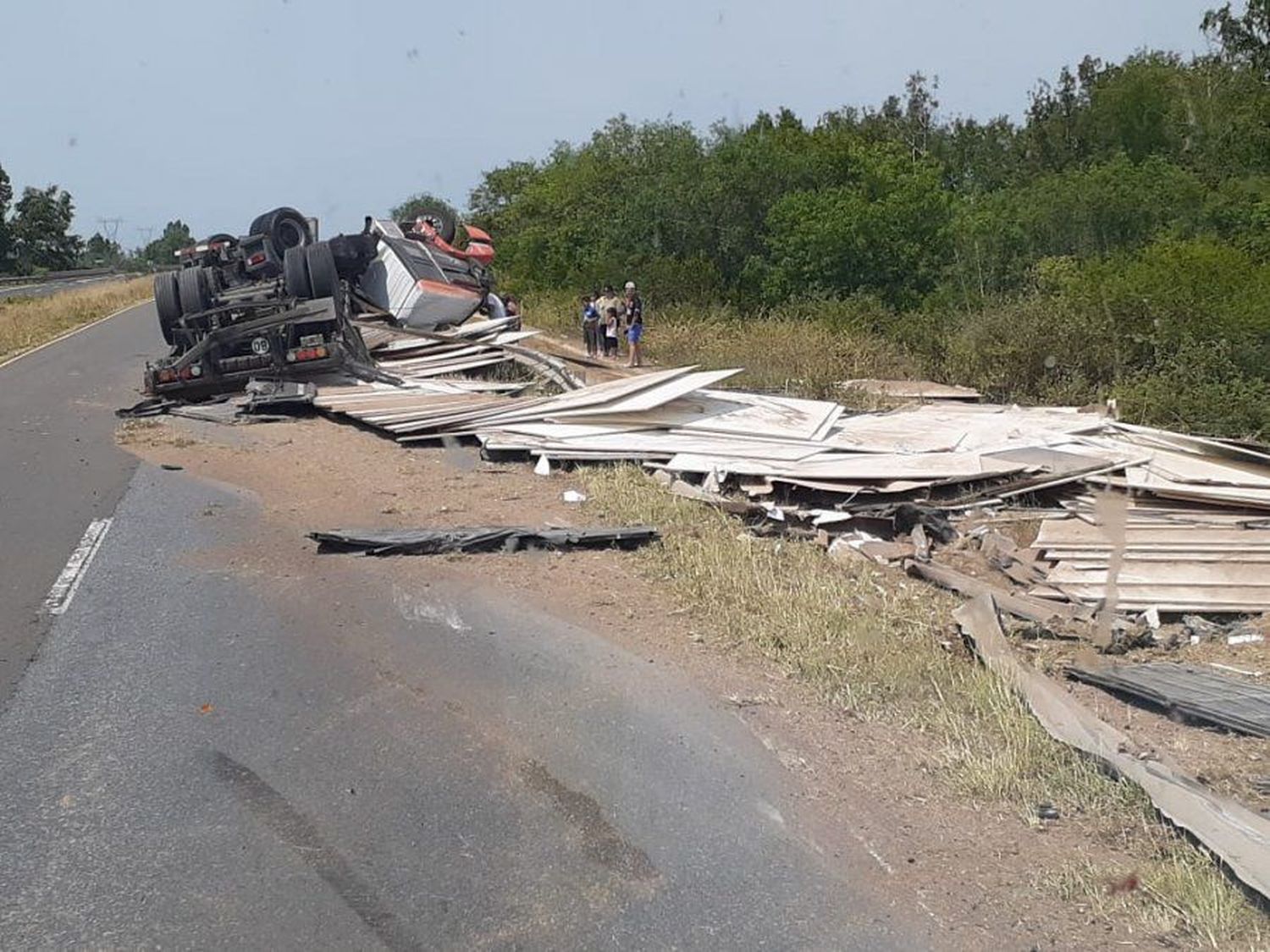 Ruta 12 volcó un camión, conductor con heridas leves