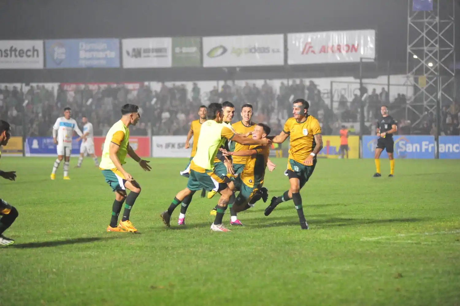 Máximo Forlín festeja el gol del triunfo con sus compañeros.
