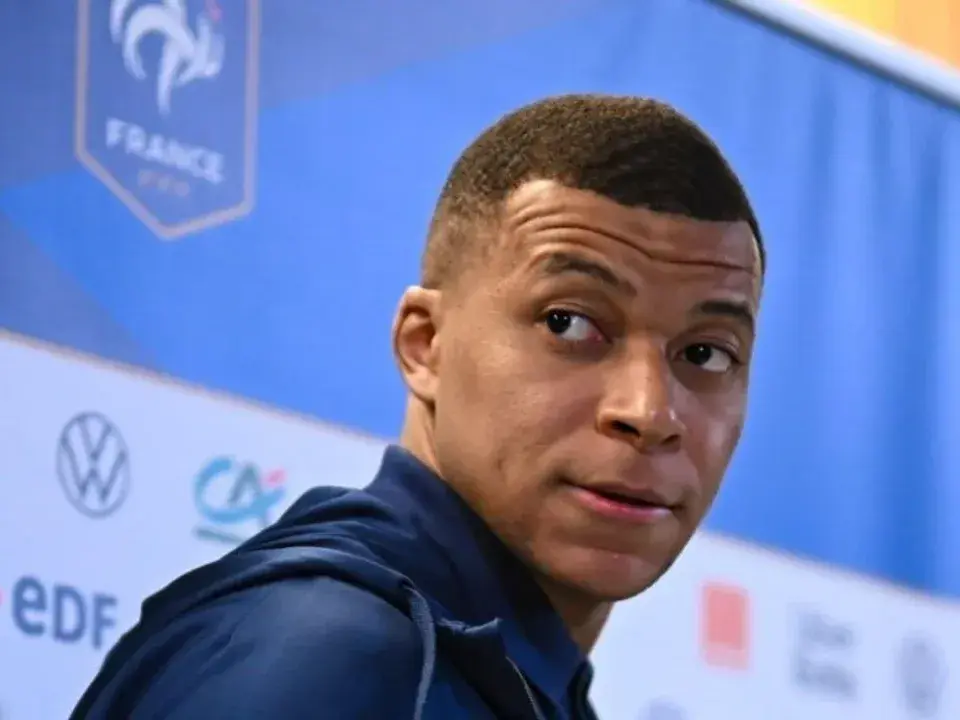 Mbappé, crítico de la utradercha francesa, blanco de ataques de Marine Le Pen . AP