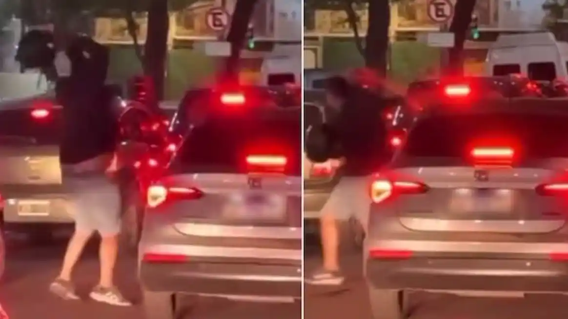 Para alejar al hombre, el automovilista volvió a tirar gas pimienta por la ventanilla.