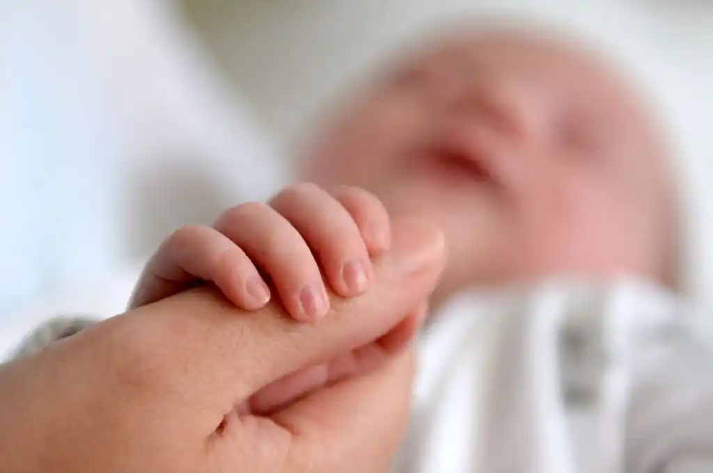 Una bebé de dos meses fue internada con 7 costillas fisuradas: detuvieron al padre