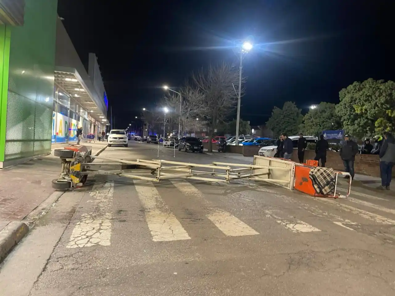 El hombre se encontraba trabajando en una maquina elevadora, que, por razones que restan establecerse, cayó repentinamente al pavimento.