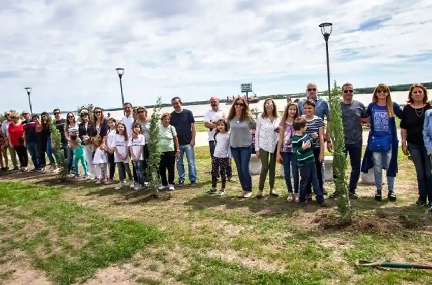 Homenaje a los rosarinos fallecidos en Nueva York: plantaron cinco árboles en el Parque de la Arenera