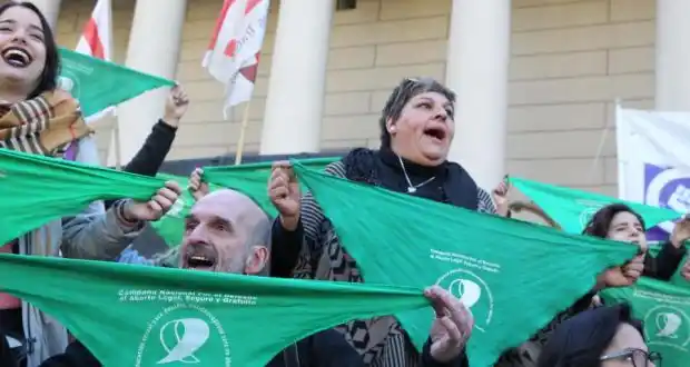 Despenalización del aborto: Pañuelazo internacional en la vigilia de la votación en el Senado