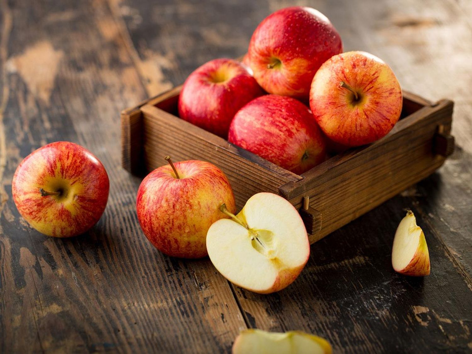 Científicos descubren la voluminosa cantidad de microbios que digerimos con una sola manzana