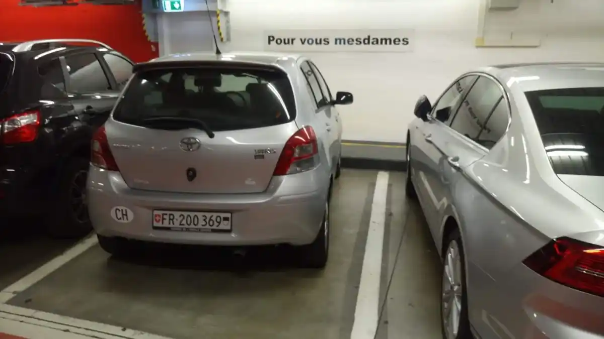 Pese a los avances en los más variados sectores, una de las grandes cuentas pendientes de Suiza tiene que ver con la igualdad de género. En la foto se ve el estacionamiento de un centro comercial en el que se da la 