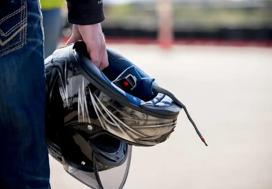El uso del casco es obligatorio para motociclistas y altamente recomendable para quienes se trasladan en bicicleta.