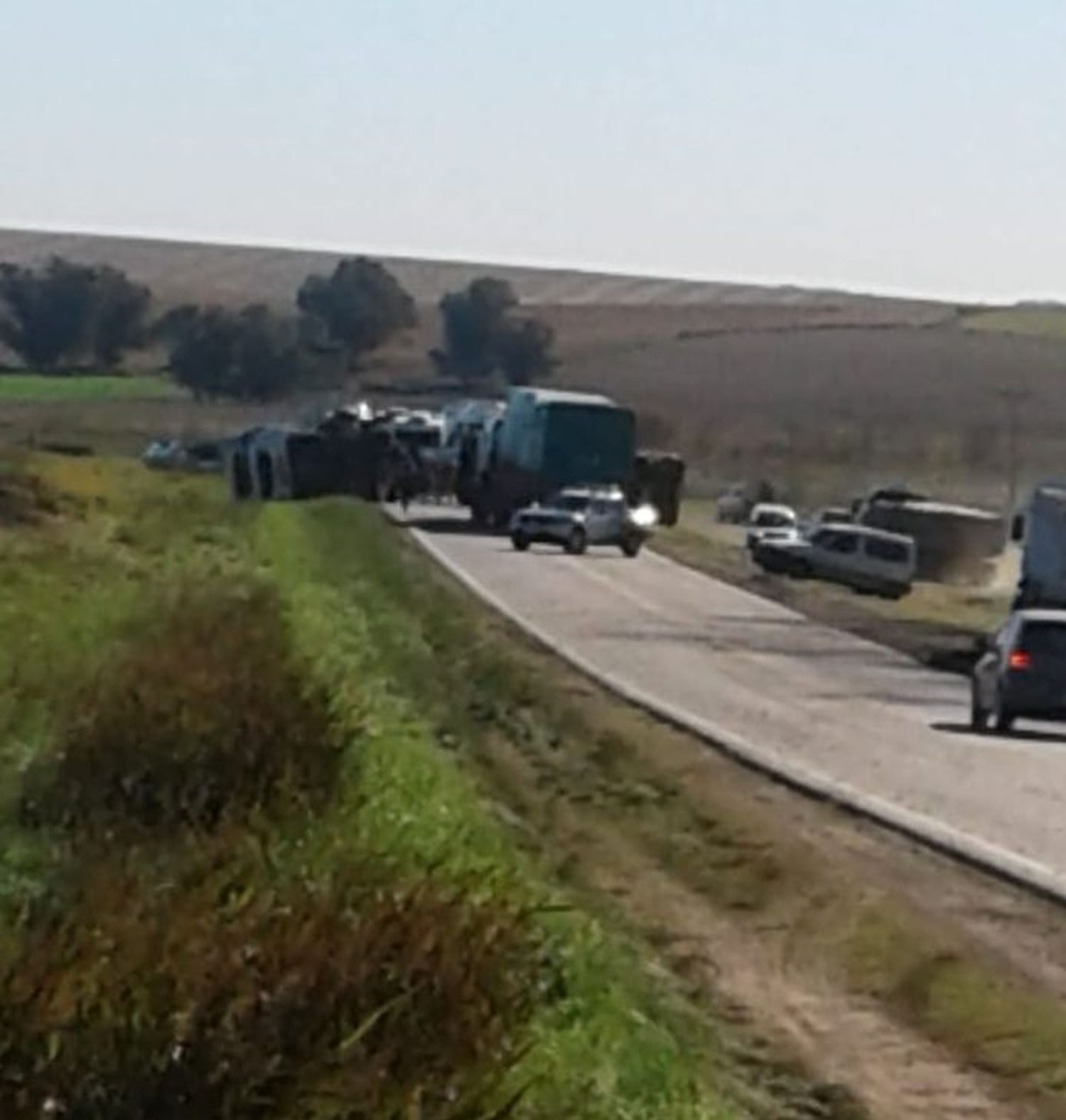 Un camión que transportaba combustible protagonizó un vuelco en la Ruta 74