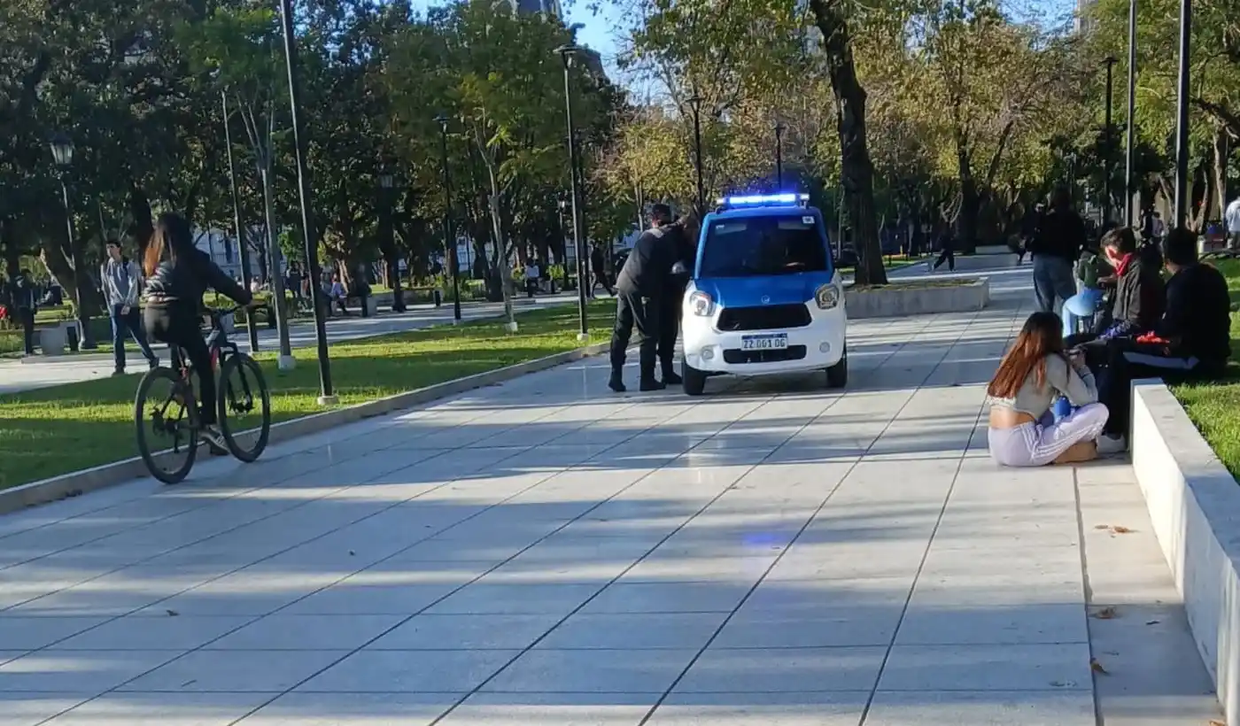 Los agentes esperando asistencia para poder abrir a Tito. FOTO: captura de pantalla.