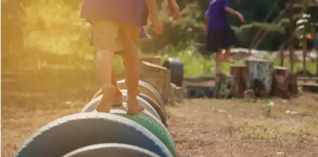 La importancia del juego al aire libre en la infancia
