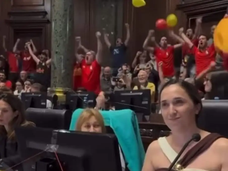 María Sol Méndez, como legisladora, en el día que logró la la aprobación de la Ley de Restitución Histórica.