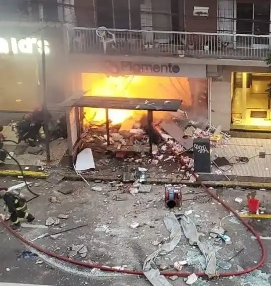 Trágicas explosiones en perfumería de la Ciudad de Buenos Aires: Dos bomberos muertos