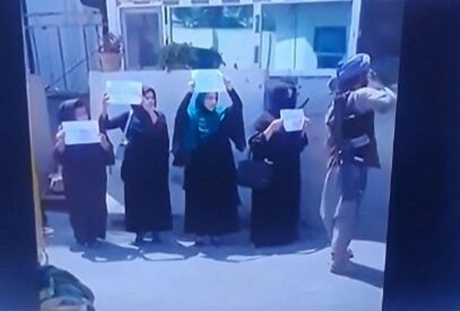 VALIENTES: mujeres afganas hacen valer sus derechos y desafían a los talibanes