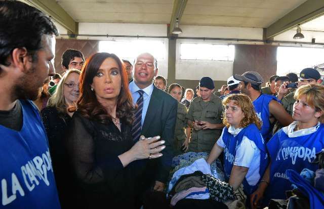 Temporal en La Plata: Cristina supervisó la asistencia a damnificados