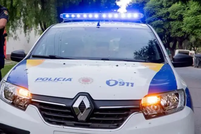 Dos menores arrojaron una botella contra un móvil policial, rompieron la ventanilla y fueron detenidos