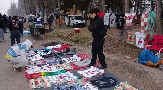 Indio Solari: Más de mil vendedores ambulantes serán habilitados para el recital