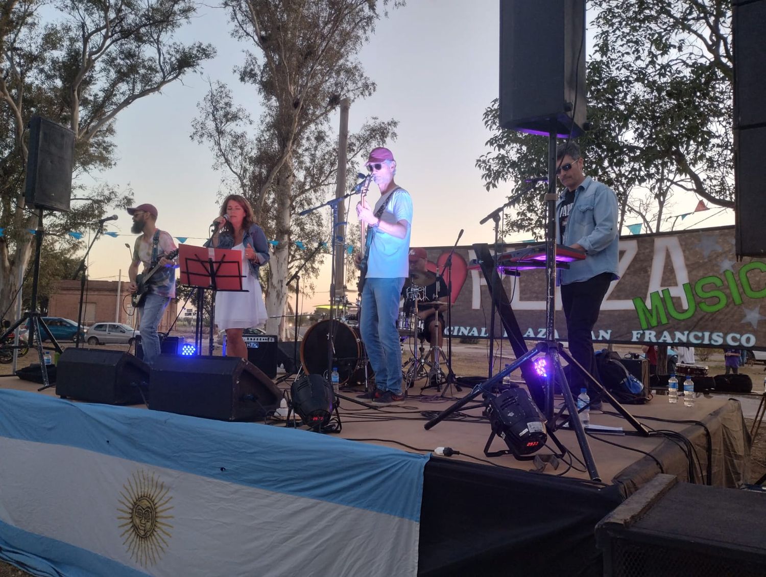 El escenario del Festival de Plaza San Francisco contó con la presencia de Kashmir, Perros de la Calle y Estufa.