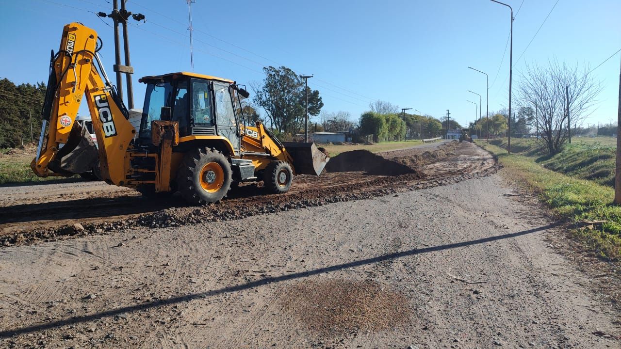 Las máquinas ya trabajan en el ingreso al sector industrial.