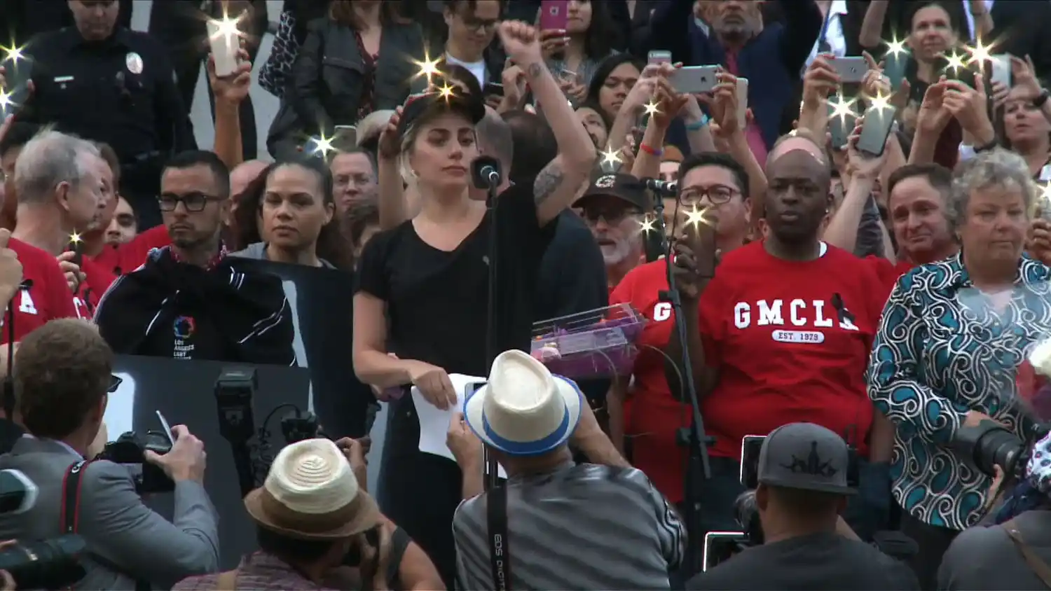 Lady Gaga, desgarrada en un acto de repudio al atentado de Orlando