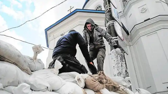 Los habitantes de Zhytomir se arman y blindan su ciudad para la guerra