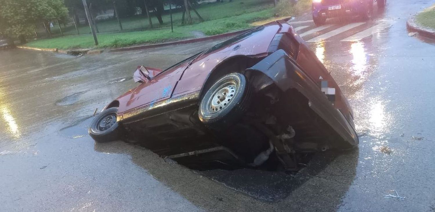 Manejaba bajo la lluvia y el asfalto se tragó su auto: está vivo de milagro