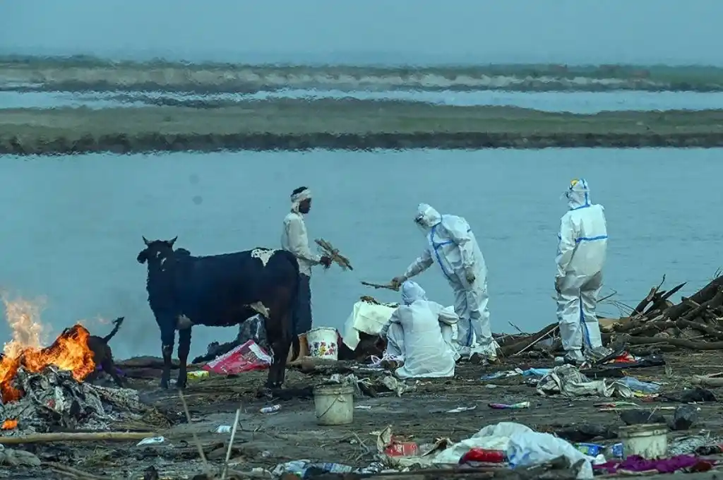 India superó los 250.000 muertos por coronavirus y rescató cadáveres del Ganges