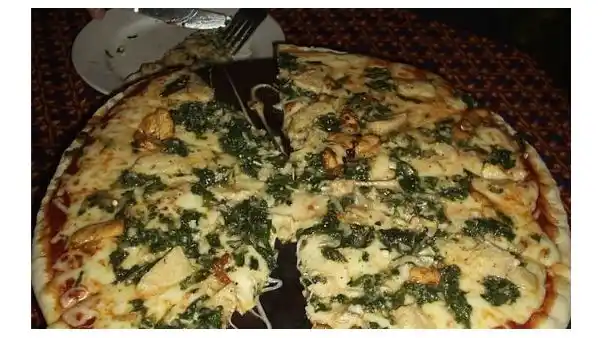Insólito: un hombre quiso ingresar una pizza con marihuana a una comisaría
