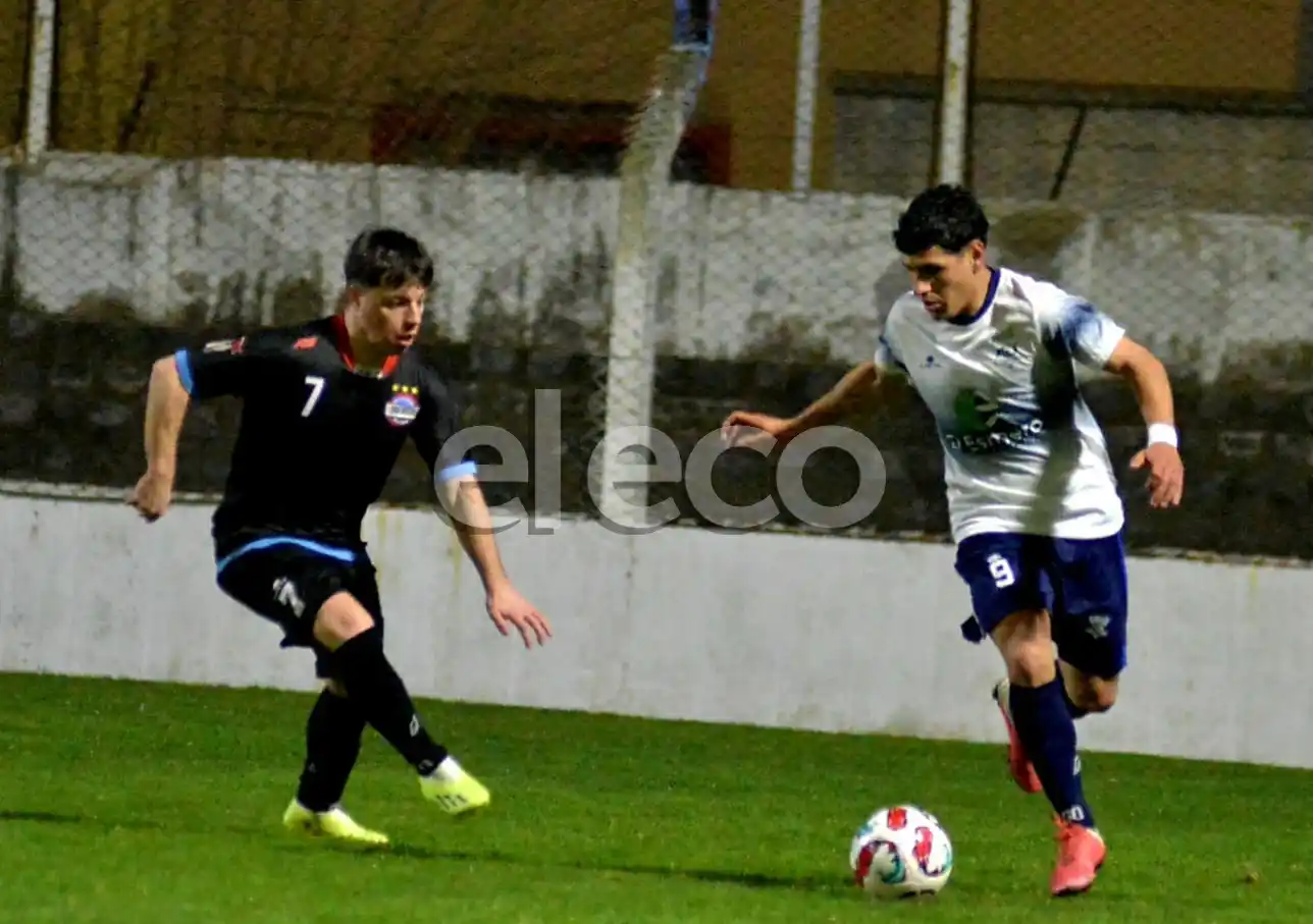 Ignacio Lareia sale el cruce ante Braian Pérez.