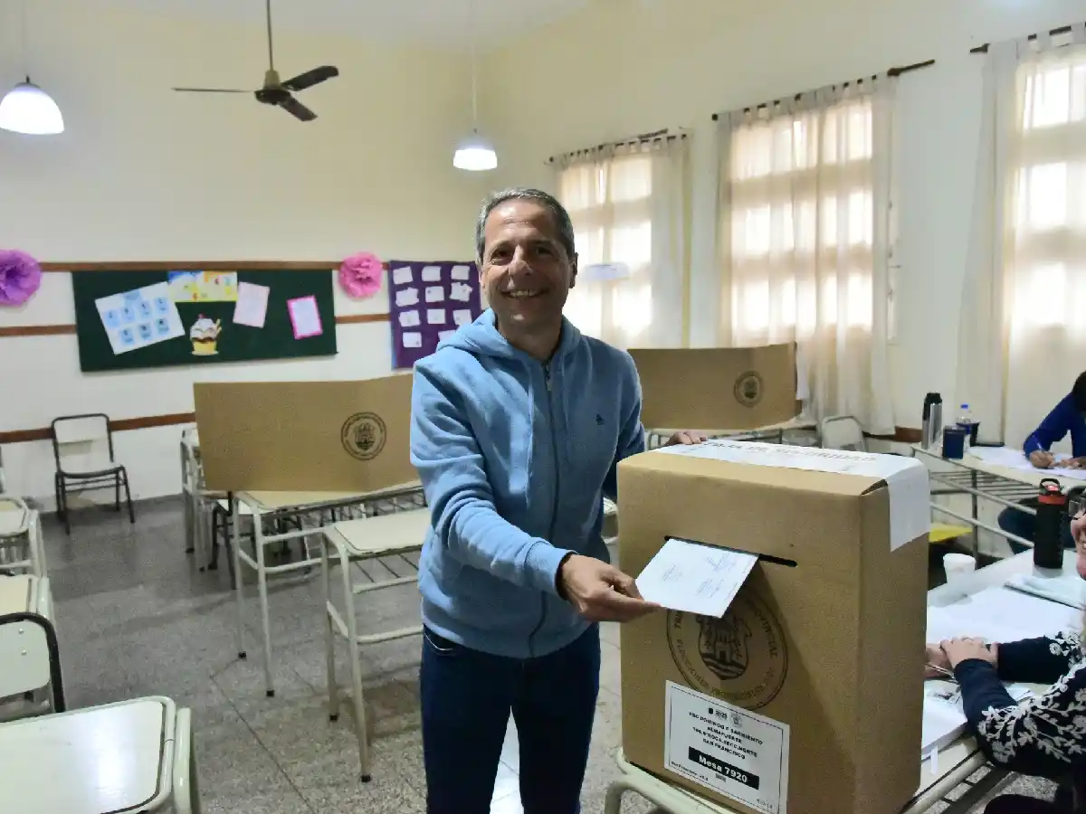 Bernarte emitiendo su voto