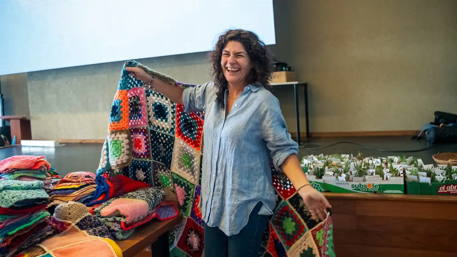 Más de 1200 cuadraditos se tejieron en el 9° Encuentro de Tejido Solidario de la Defensoría del Pueblo