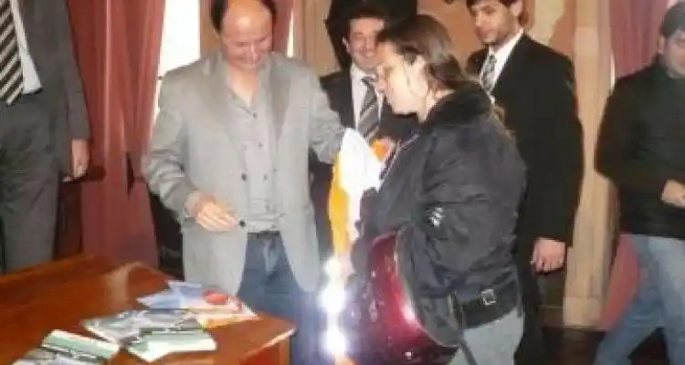 Entregaron chalecos reflectantes a mensajeros