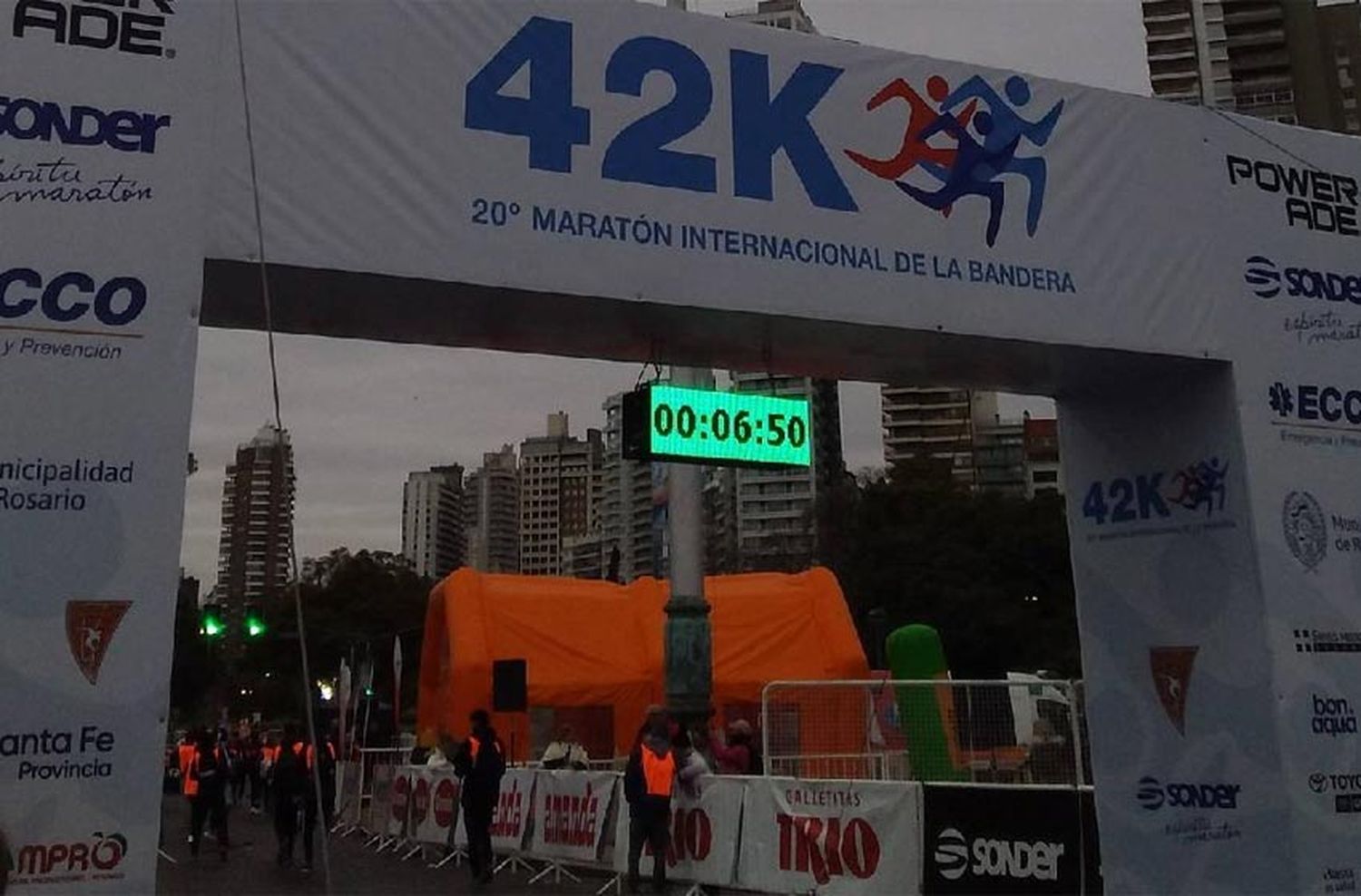 En una jornada gris, este domingo volvió la Maratón Internacional de la Bandera de 42k