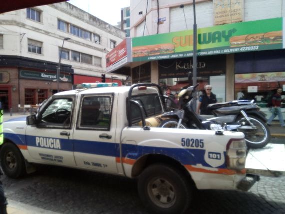 Dos motochorros golpearon y asaltaron a una mujer en 9 de Julio y San Martín 