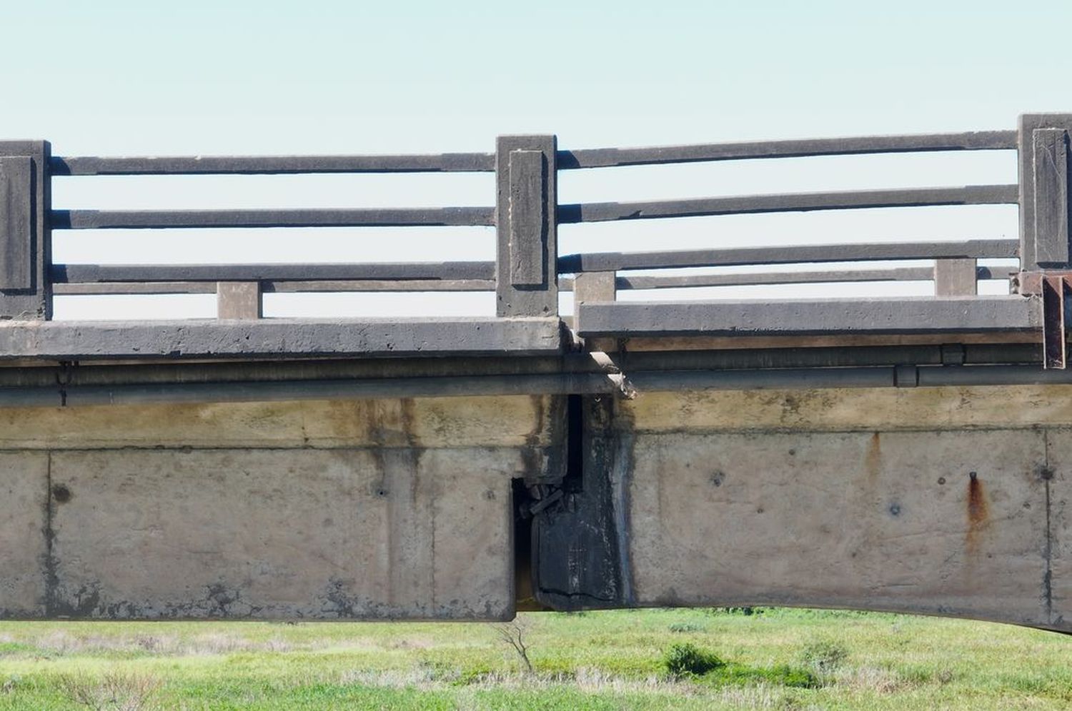 El deterioro se encuentra en una de las juntas del puente, a unos 15 metros de la bajada hacia el barrio Varadero Sarsotti, en la mano hacia la capital provincial.