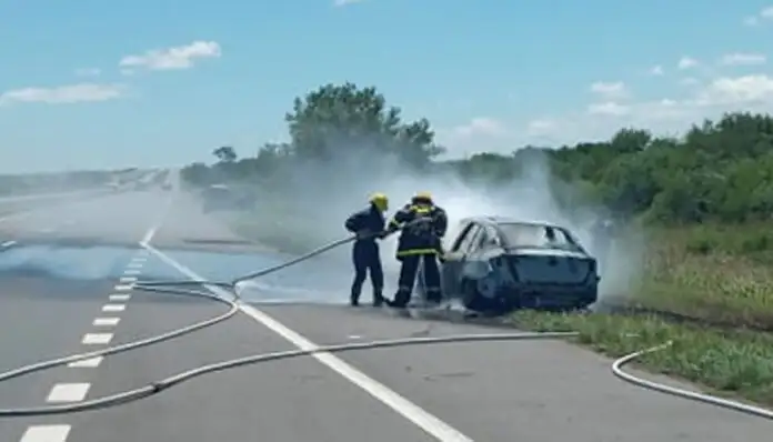 Se incendió un automóvil en plena Autovía 14: sin lesionados