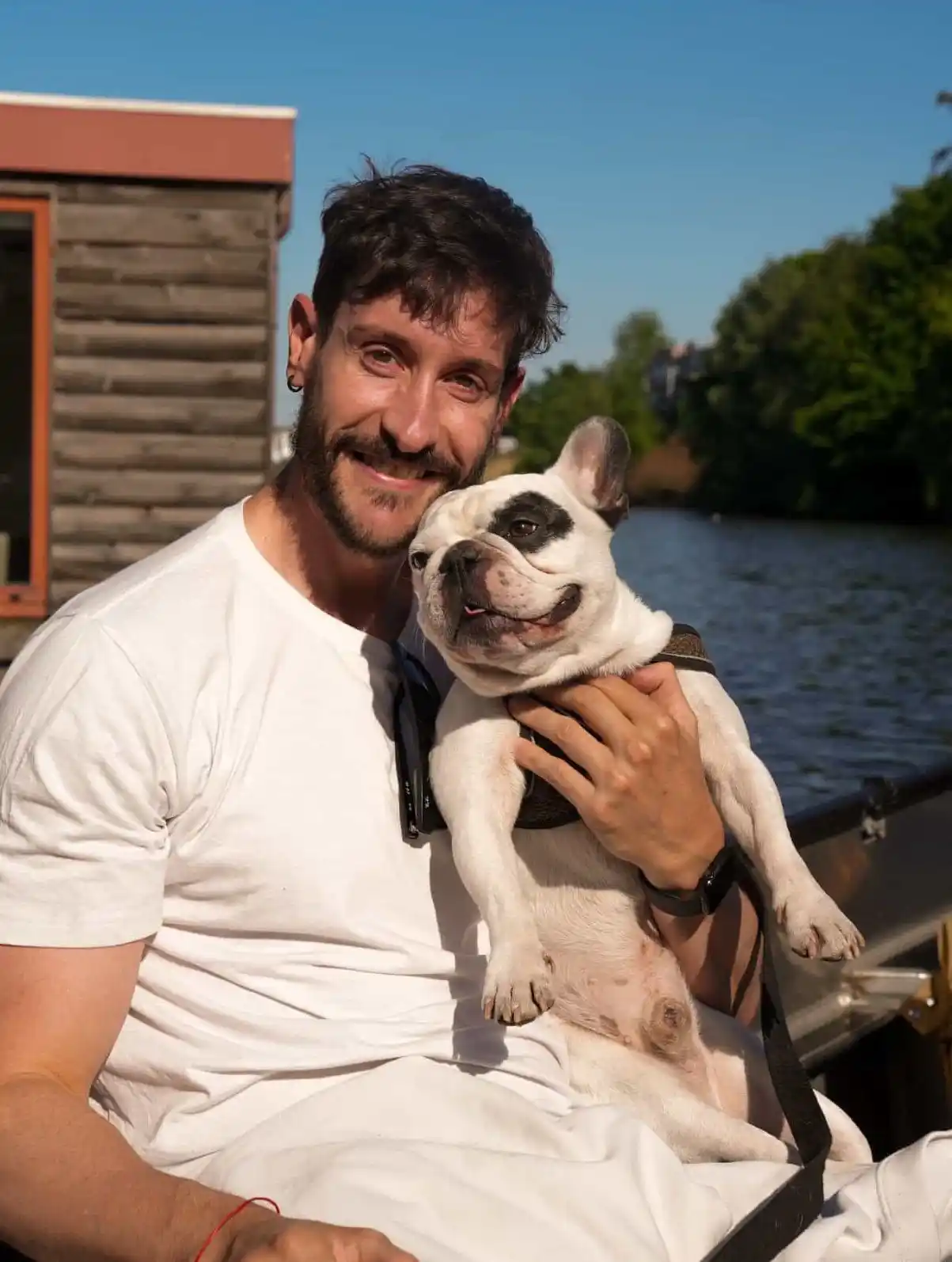 Gero junto a su mascota Kenzo-