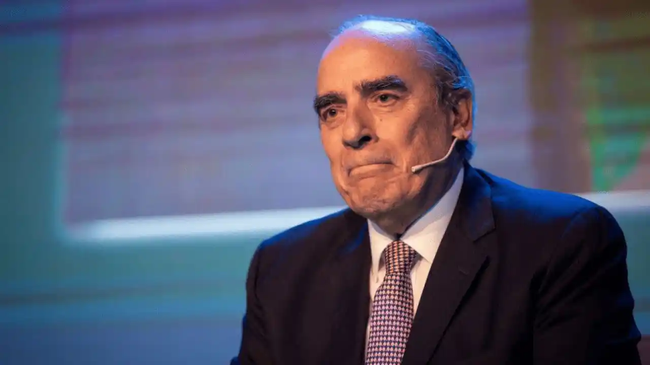 Francos deja su cargo y lo toma Adorni.