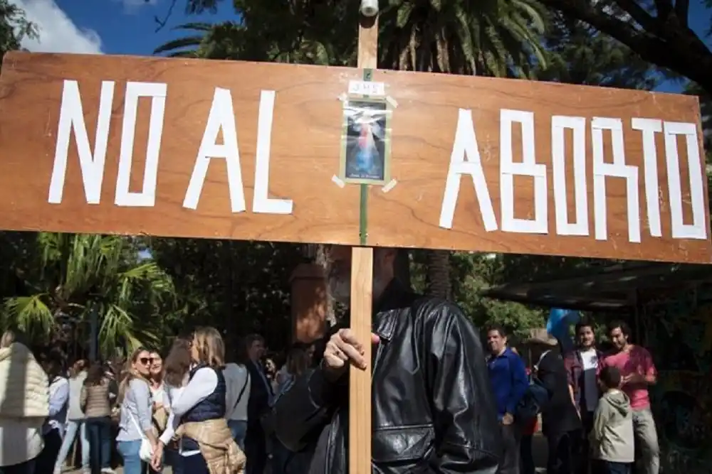 Iglesias evangélicas y Desarrollo Social lanzan un 0800 "provida" para asistir a mujeres con embarazos no deseados