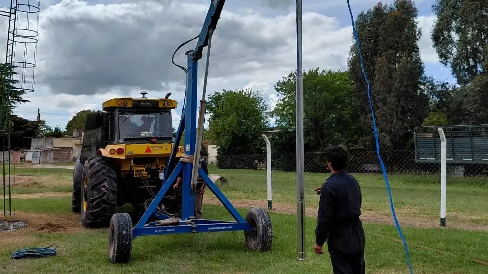 Instalación de una nueva bomba de agua en la localidad de Claraz