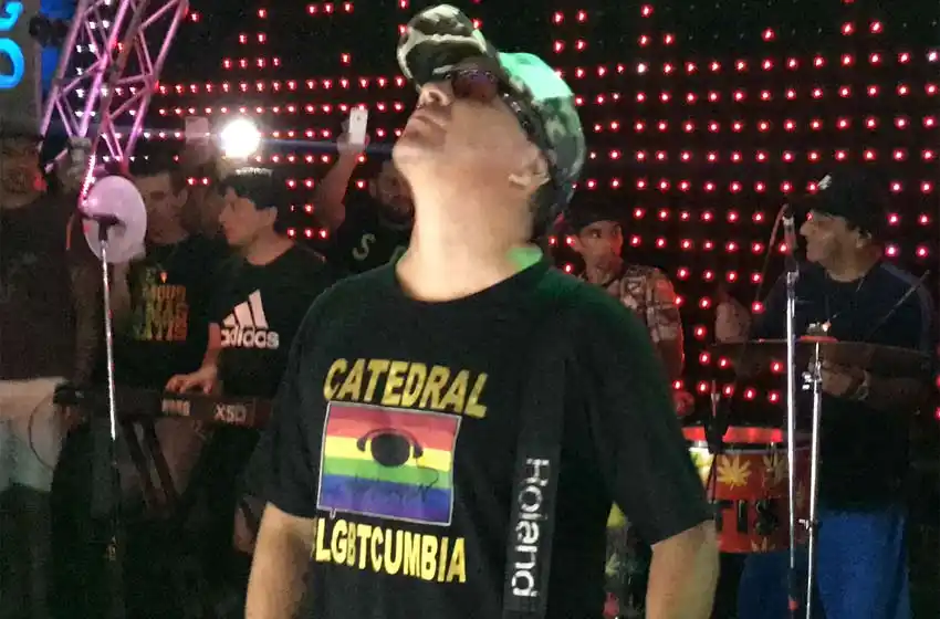 Pablo Lescano en Tropitango y con una remera por la diversidad sexual