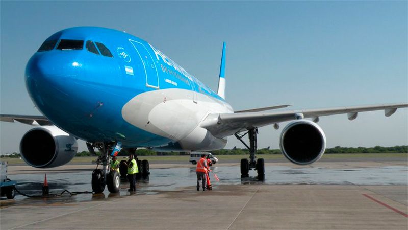 Llegó a Moscú el vuelo que traerá reactivo para fabricar la Sputnik V