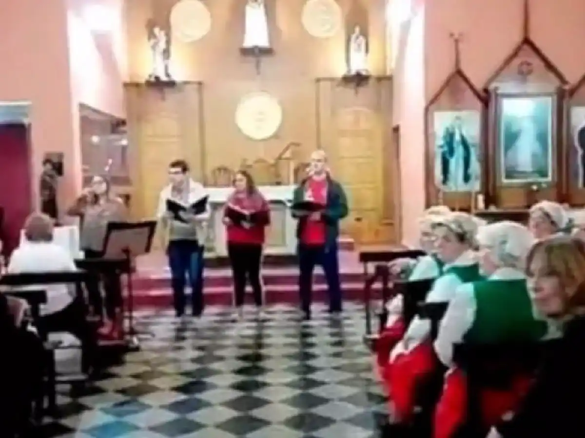 [Video] Entró a los gritos a la iglesia por un auto mal estacionado