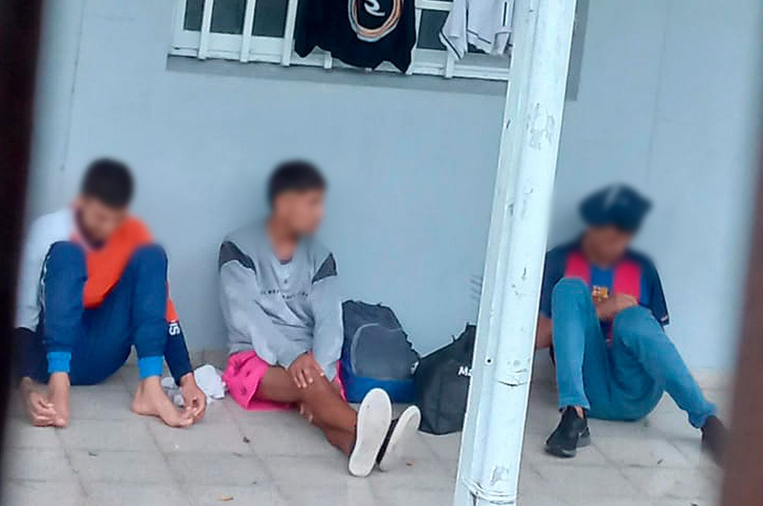 Alerta en el barrio Fátima por jóvenes que consumen crack en el exterior de la vecinal