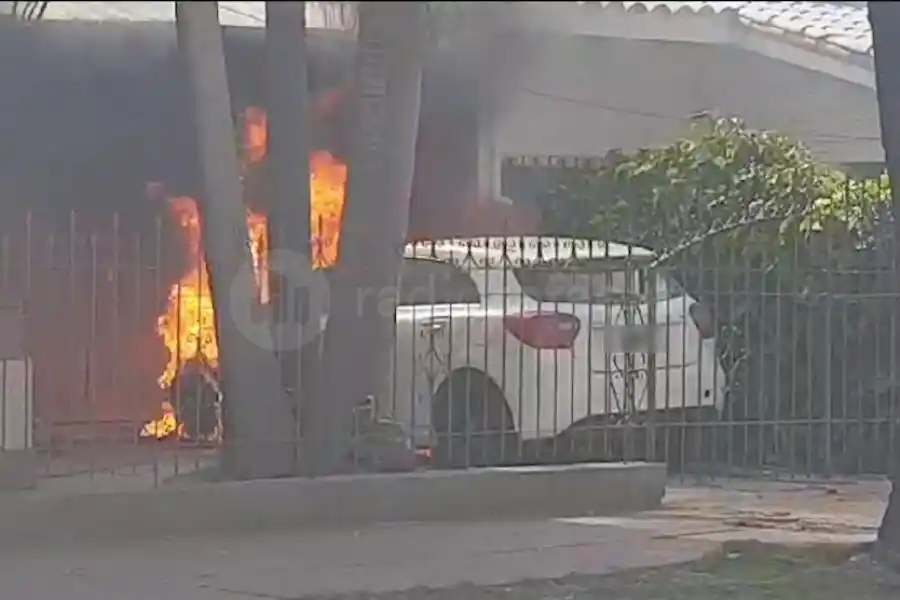 VIDEO | Un auto terminó en llamas en pleno barrio 9 de Julio: ¿qué ocurrió?