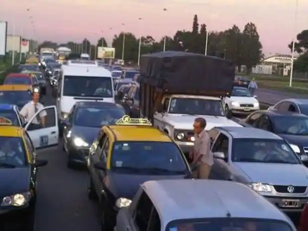 Seis presos peligrosos del penal de Ezeiza escaparon en la autopista Ricchieri