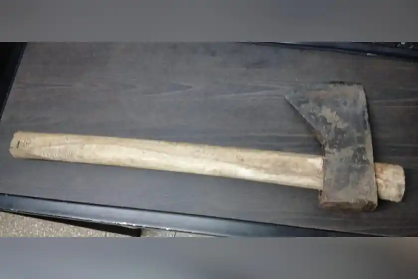 Hacha secuestrada.