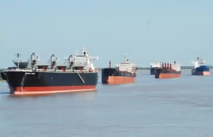 Pérdidas millonarias con 75 buques detenidos