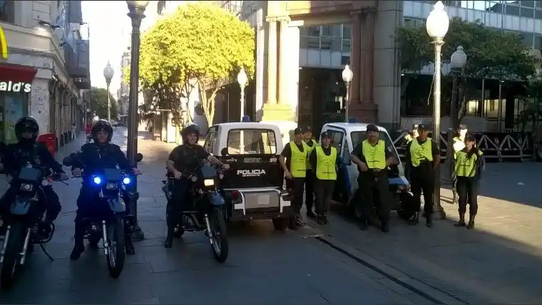 A falta de GUM, la Policía custodia las peatonales de Rosario